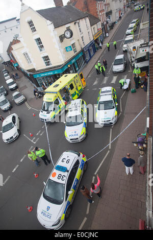 Banbury, Oxon, UK. Le 9 mai 2014. Un camping-car monte le trottoir à Banbury High Street. Credit : Charlotte Moss/Alamy Live News Banque D'Images