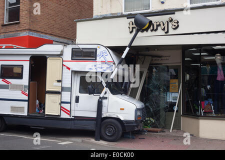 Banbury, Oxon, UK. Le 9 mai 2014. Un camping-car monte le trottoir à Banbury High Street. Credit : Charlotte Moss/Alamy Live News Banque D'Images
