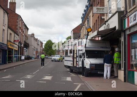 Banbury, Oxon, UK. Le 9 mai 2014. Un camping-car monte le trottoir à Banbury High Street. Credit : Charlotte Moss/Alamy Live News Banque D'Images