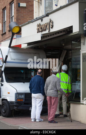 Banbury, Oxon, UK. Le 9 mai 2014. Un camping-car monte le trottoir à Banbury High Street. Credit : Charlotte Moss/Alamy Live News Banque D'Images