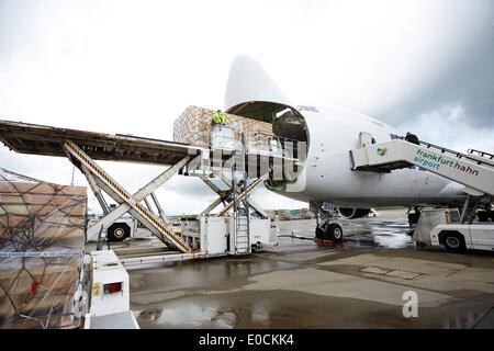 Lautzenhausen, Allemagne. 09 mai, 2014. Un Atlas Air Boeing 747-8 cargo est chargé avec du fret de l'Aéroport de Zhengzhou à Lautzenhausen, Allemagne, 09 mai 2014. L'aéroport de Hahn a commencé une coopération avec l'Aéroport de Zhengzhou dans le cadre de la World Cargo Alliance des aéroports. Photo : THOMAS FREY/dpa/Alamy Live News Banque D'Images