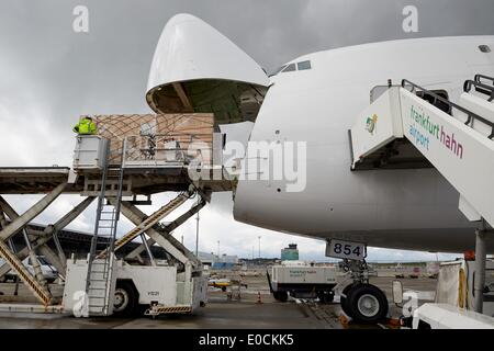 Lautzenhausen, Allemagne. 09 mai, 2014. Un Atlas Air Boeing 747-8 cargo est chargé avec du fret de l'Aéroport de Zhengzhou à Lautzenhausen, Allemagne, 09 mai 2014. L'aéroport de Hahn a commencé une coopération avec l'Aéroport de Zhengzhou dans le cadre de la World Cargo Alliance des aéroports. Photo : THOMAS FREY/dpa/Alamy Live News Banque D'Images