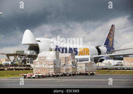 Lautzenhausen, Allemagne. 09 mai, 2014. Un Atlas Air Boeing 747-8 cargo est chargé avec du fret de l'Aéroport de Zhengzhou à Lautzenhausen, Allemagne, 09 mai 2014. L'aéroport de Hahn a commencé une coopération avec l'Aéroport de Zhengzhou dans le cadre de la World Cargo Alliance des aéroports. Photo : THOMAS FREY/dpa/Alamy Live News Banque D'Images