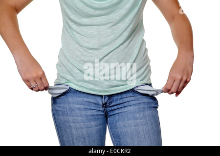 Une jeune femme montre le vide poches de son pantalon jeans Banque D'Images