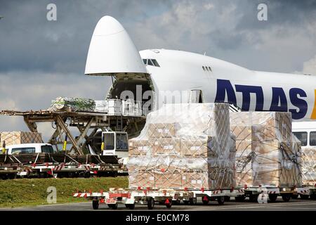 Lautzenhausen, Allemagne. 09 mai, 2014. Un Atlas Air Boeing 747-8 cargo est chargé avec du fret de l'Aéroport de Zhengzhou à Lautzenhausen, Allemagne, 09 mai 2014. L'aéroport de Hahn a commencé une coopération avec l'Aéroport de Zhengzhou dans le cadre de la World Cargo Alliance des aéroports. Photo : THOMAS FREY/dpa/Alamy Live News Banque D'Images