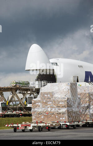 Lautzenhausen, Allemagne. 09 mai, 2014. Un Atlas Air Boeing 747-8 cargo est chargé avec du fret de l'Aéroport de Zhengzhou à Lautzenhausen, Allemagne, 09 mai 2014. L'aéroport de Hahn a commencé une coopération avec l'Aéroport de Zhengzhou dans le cadre de la World Cargo Alliance des aéroports. Photo : THOMAS FREY/dpa/Alamy Live News Banque D'Images