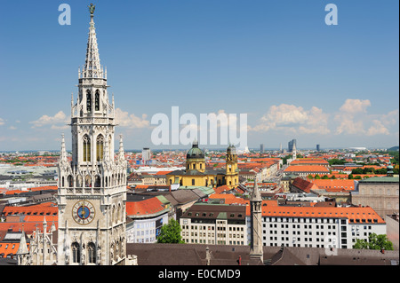 Vue de ville de Munich avec l'hôtel de ville Neues Rathaus et l'église Theatinerkirche, Munich, Haute-Bavière, Bavaria, Germany, Europe Banque D'Images