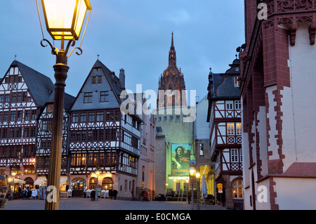 Roemerberg le soir lumière, cathédrale en arrière-plan, Francfort sur le Main, Hesse, Allemagne Banque D'Images