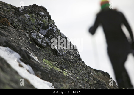 Jeune femme jusqu'à la montagne randonnée en raquettes, voir, Tyrol, Autriche Banque D'Images