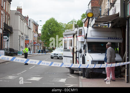 Banbury, Oxon, UK. Le 9 mai 2014. Un camping-car monte le trottoir à Banbury High Street Crédit : © Charlotte Moss/Alamy Live News Banque D'Images
