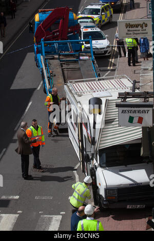 Banbury, Oxon, UK. Le 9 mai 2014. Un camping-car monte le trottoir à Banbury High Street. Credit : Charlotte Moss/Alamy Live News Banque D'Images