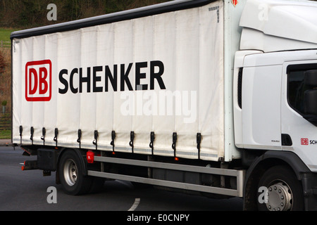 DB Schenker un chariot qui se déplace le long d'une route au Royaume-Uni Banque D'Images