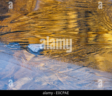 Les structures et les modèles de glace sur un lac gelé, Schladminger Tauern, Spiegelsee, Styrie, Autriche Banque D'Images