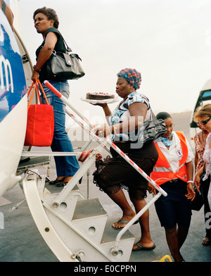 Les passagers d'un vol TACV à Boa Vista, Sal, Ilhas de Barlavento de, République du Cap-Vert, l'Afrique Banque D'Images