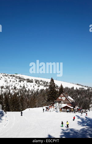 Les gens en face de Hexenhuesli Grafenmatt, chalet de ski, ski Feldberg, Forêt Noire Baden Wurtemberg, Allemagne, Europe Banque D'Images