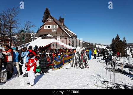 Les gens en face de Hexenhuesli Grafenmatt, chalet de ski, ski Feldberg, Forêt Noire Baden Wurtemberg, Allemagne, Europe Banque D'Images