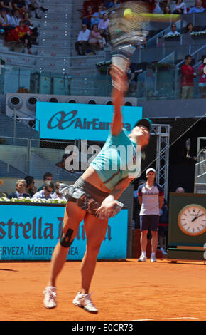 Madrid, Espagne. 09 mai, 2014. Li Na de Chine sert pendant le jeu avec Maria Sharapova, de la Russie au jour 6 de l'Open de Madrid de La Caja Magica. Credit : Action Plus Sport/Alamy Live News Banque D'Images