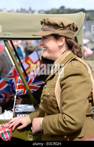 Saint Peter Port, Guernesey. 09 mai, 2014. Aujourd'hui marque le 69e anniversaire de la libération de Guernsey, Channel Islands d'occuper les forces allemandes à la fin de la Seconde Guerre mondiale. Le défilé de l'église de la libération à Saint Peter Port était sous le commandement du Major Bob Place MBE et TD a été l'un des plus importants au cours des dernières années avec une représentation de la Marine royale, l'Ghurkas et le Royal Hospital Chelsea retraités. Crédit : Robert Smith/Alamy Live News Banque D'Images