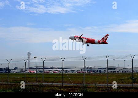 Kuala Lumpur, Malaisie. 9 mai, 2014. AirAsia un avion décolle de l'Aéroport International de Kuala Lumpur 2 à Sepang, à l'extérieur de Kuala Lumpur, Malaisie, le vendredi, 9 mai, 2014. AirAsia a effectué son premier voyage aujourd'hui de l'Aéroport International KLIA 2. © Joshua Paul/NurPhoto ZUMAPRESS.com/Alamy/Live News Banque D'Images