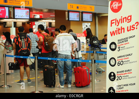 Kuala Lumpur, Malaisie. 9 mai, 2014. L'embarquement des voyageurs vols AirAsia en file d'attente au comptoir d'enregistrement à l'Aéroport International de Kuala Lumpur 2 à Sepang, à l'extérieur de Kuala Lumpur, Malaisie, le vendredi, 9 mai, 2014. AirAsia a effectué son premier voyage aujourd'hui de l'Aéroport International KLIA 2. © Joshua Paul/NurPhoto ZUMAPRESS.com/Alamy/Live News Banque D'Images