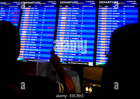 Kuala Lumpur, Malaisie. 9 mai, 2014. Les chèques de la commission d'information de départ de l'Aéroport International de Kuala Lumpur à Sepang, 2 à l'extérieur de Kuala Lumpur, Malaisie, le vendredi, 9 mai, 2014. AirAsia a effectué son premier voyage aujourd'hui de l'Aéroport International KLIA 2. © Joshua Paul/NurPhoto ZUMAPRESS.com/Alamy/Live News Banque D'Images