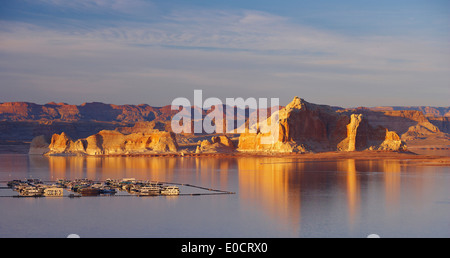 Lake Powell, Wahweap Bay et Wahweap Marina au coucher du soleil, Glen Canyon National Recreation Area, l'Arizona et l'Utah, USA, Amérique Latine Banque D'Images