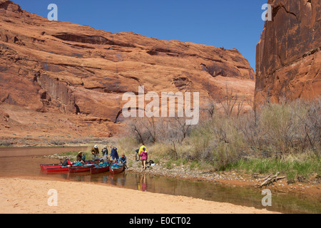 Les gens à bord de canots sur le fleuve Colorado à partir de barrage de Glen Canyon à Lees Ferry, Glen Canyon, Arizona, USA, Amérique Latine Banque D'Images