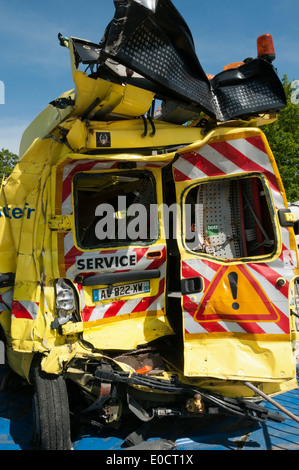 Les services d'autoroute française endommagé van après avoir été impliqué dans un accident. Plus de détails dans la description. Banque D'Images