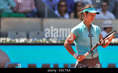 Madrid, Espagne. 9 mai, 2014. La Chine Li Na réagit au cours du quart de finale dames contre Maria Sharapova, de la Russie à l'Open de tennis de Madrid à Madrid, capitale de l'Espagne, le 9 mai 2014. Sharapova a gagné 2-1. Credit : Xie Haining/Xinhua/Alamy Live News Banque D'Images