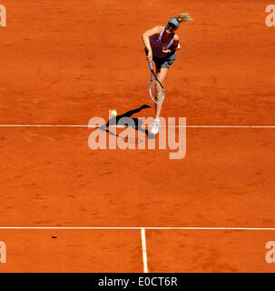 Madrid, Espagne. 9 mai, 2014. Maria Sharapova de Russie sert à la Li Na pendant la finale dames à l'Open de tennis de Madrid à Madrid, capitale de l'Espagne, le 9 mai 2014. Sharapova a gagné 2-1. Credit : Xie Haining/Xinhua/Alamy Live News Banque D'Images