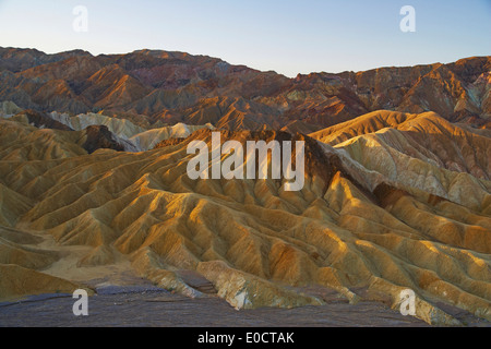 Lever de soleil à Zabriskie Point, Death Valley, Panamint Mountains, Death Valley National Park, California, USA, Amérique Latine Banque D'Images