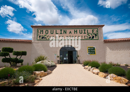 Moulin du Mont Ramus producteurs d'huile d'olive et les vendeurs à Bessan, Languedoc, dans le sud de la France. Banque D'Images