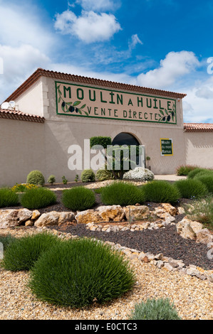 Moulin du Mont Ramus producteurs d'huile d'olive et les vendeurs à Bessan, Languedoc, dans le sud de la France. Banque D'Images