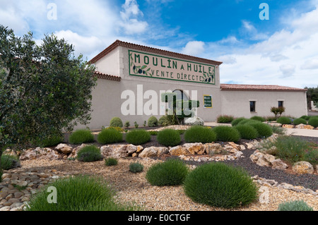 Moulin du Mont Ramus producteurs d'huile d'olive et les vendeurs à Bessan, Languedoc, dans le sud de la France. Banque D'Images