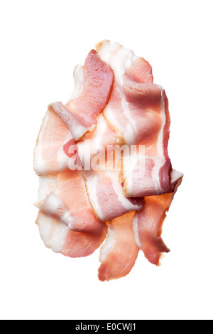 Pile de bacon cru isolé sur fond blanc Banque D'Images