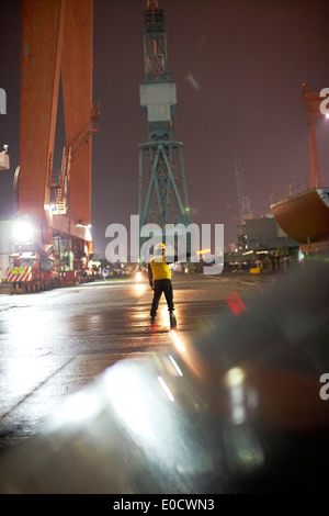 Sécurité Les administrateurs de diriger la circulation de nuit à le plus grand chantier naval, Hyundai Heavy Industries (HHI), l'arsenal Sud Ulsan, K Banque D'Images