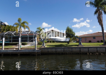 Canal Résidentiel de luxe face à la maison avec piscine à la présélection et garanti sur un bateau Grue, bossoirs, Punta Gorda, FL, USA Banque D'Images