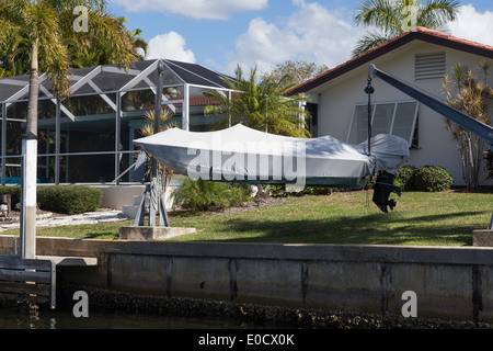 Canal Résidentiel de luxe face à la maison avec piscine à la présélection et garanti sur un bateau Grue, bossoirs, Punta Gorda, FL, USA Banque D'Images