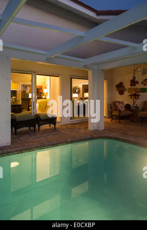 Vitrine House avec Moustiquaire Dans piscine privée de nuit, FL, États-Unis Banque D'Images