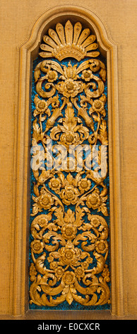 Native art sculpté sur le mur dans le temple, Thaïlande Banque D'Images