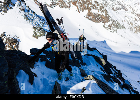 Ski alpinisme sur l'arête sommitale du Schoentalspitz, Sellrain, Innsbruck, Tyrol, Autriche Banque D'Images