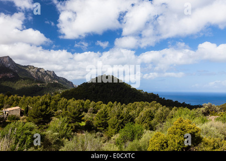 Maison dans les montagnes de la côte près de Mer Méditerranée, Leganés, Mallorca, Espagne Banque D'Images