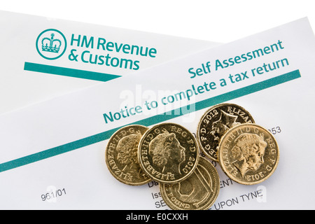 UK HM Revenue & Customs Avis d'auto-évaluation pour produire une déclaration de revenus avec quelques pièces livre sur blanc. Angleterre Angleterre Banque D'Images