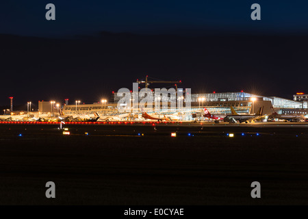 Terminal de l'aéroport de Stuttgart (Allemagne) au crépuscule Banque D'Images