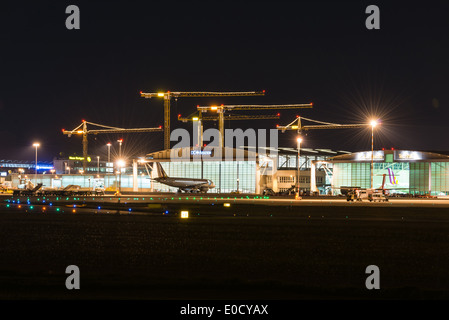 Terminal de l'aéroport de Stuttgart (Allemagne) au crépuscule Banque D'Images