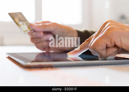 Femelle adulte tablette numérique libre de mains à l'intérieur boutique carte plastique Banque D'Images