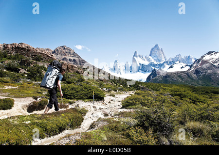 Homme randonnée sur le massif du Fitz Roy, El Chalten, Patagonie, Argentine Banque D'Images