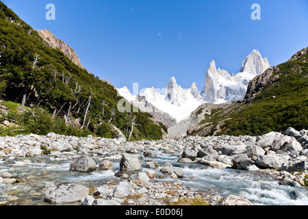 Torrent de montagne près de Massif Fitz Roy, El Chalten, Patagonie, Argentine Banque D'Images