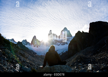 Man enjoying coucher de soleil au massif du Fitz Roy, El Chalten, Patagonie, Argentine Banque D'Images