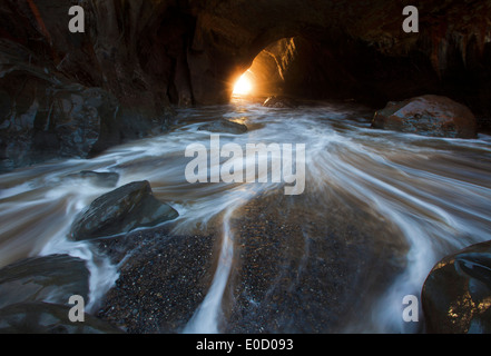 Une longue exposition brouille un recul vague dans une grotte, Oregon, USA Banque D'Images